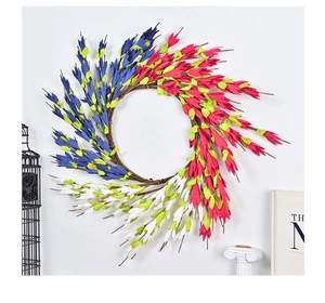 Dettaglio di ghirlanda artificiale rossa bianca blu con base in rattan intrecciato su muro