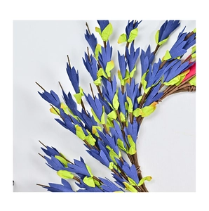 Dettaglio di fiori finti blu e rami realistici per ghirlanda del Giorno dell'Indipendenza