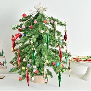 Mini sapin de Noël de table avec pompons colorés, pendentifs navettes et base en bois