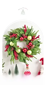 Dettaglio ghirlanda di Natale con bacche rosse, pigne e palline decorative lucide