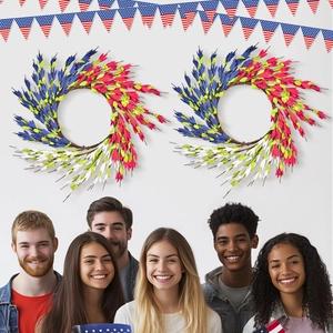 Ghirlande patriottiche del 4 luglio con foglie rosse, bianche e blu su base di vite
