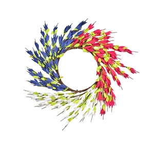 Ghirlanda del Giorno dell'Indipendenza con fiori finti blu rosa e bianchi su rami