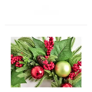 Dettaglio ghirlanda natalizia con bacche rosse, pigne e decorazioni festive