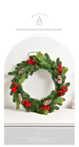 Dettaglio della corona di Natale artificiale con pigne naturali e bacche rosse