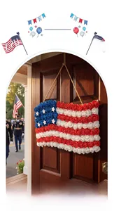 Détail de la couronne de porte USA avec des roses artificielles rouges et bleues