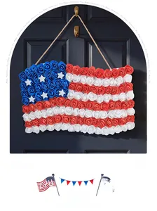Détail d'une couronne de roses artificielles drapeau USA sur une porte en bois foncé