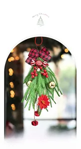 Détail de guirlande de Noël avec nœud rouge, cloches dorées et branches de pin