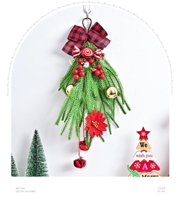Détail de décoration de Noël avec branches de pin, baies rouges et ornements