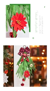 Détail d'une suspension de porte de Noël avec nœud rouge, sapin et clochettes