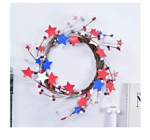 Détail d'une couronne du Jour de l'Indépendance avec étoiles rouges blanches bleues et baies