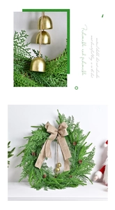 Detail von Kiefernnadel-Weihnachtskranz mit Leinenschleife, Zapfen und Glocken