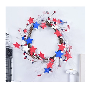 Détail de couronne d'étoiles rouges blanches bleues avec baies pour la fête nationale
