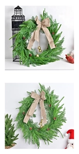 Details vom nordischen Weihnachtskranz mit Leinenschleife, Zapfen und Glocken