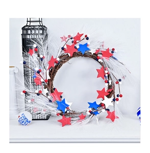 Détail de couronne patriotique avec étoiles tricolores et boule God Bless America