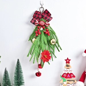 Suspension de Noël avec nœud rouge, aiguilles de pin, baies et boules dorées festives