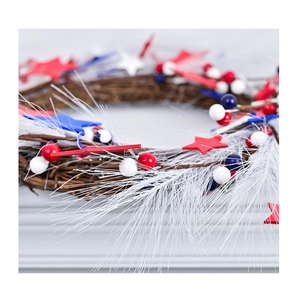 Gros plan d'une couronne du jour de l'Indépendance avec étoiles rouges, blanches et bleues
