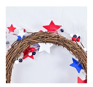 Détail d'une couronne de baies et étoiles rouge blanc bleu sur base de vigne pour le 4 juillet