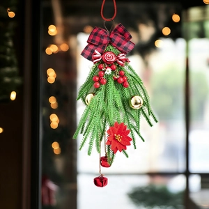 Suspension de Noël avec branches de pin, baies, boules dorées et cloches sur fond festif