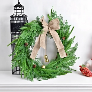 Nordischer Weihnachtskranz mit grünen Kiefernnadeln, Kiefernzapfen und Glocken