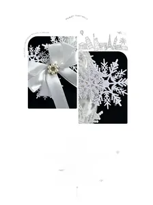 Dettaglio di un fiocco di raso bianco con perle e strass su un addobbo a fiocco di neve