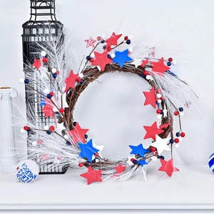 Couronne patriotique avec étoiles rouges blanches bleues et baies pour décor de fête US