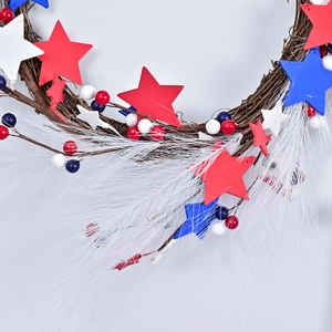 Couronne patriotique du 4 juillet avec étoiles et baies rouges blanches et bleues