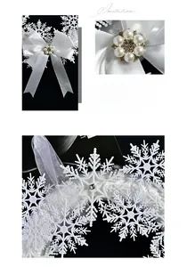 Dettaglio di un fiocco di neve decorativo bianco con fiocco di raso, perle e strass