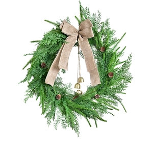 Nordischer Weihnachtskranz mit Kiefernzapfen, Leinenschleife und goldener Glocke
