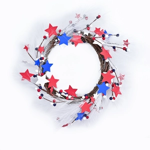 Couronne patriotique avec étoiles rouge blanc bleu baies et aiguilles de pin sur rotin