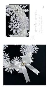 Dettaglio di fiocco di neve bianco con fiocco di raso e decorazione centrale di perle