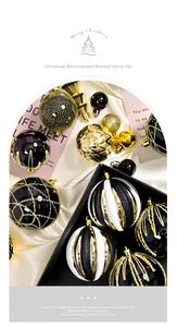Dettaglio di palline di Natale nere e oro con strisce glitterate e placcatura lucida