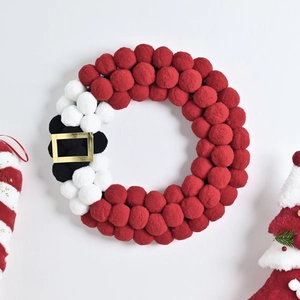 Santa Claus Pom Pom Christmas Wreath Plush Ball Decoration With Gold Buckle Round Festive Wall Hanging For Home Holiday