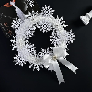 Decorazione Appesa Ghirlanda di Fiocchi di Neve Bianchi di Natale Con Grande Fiocco di Raso Perla Artificial Strass per Porta di Casa Festa