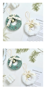 Détail de couronnes de Noël en peluche avec cloches dorées et rubans de fête élégants