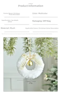 Details vom weißen Plüsch-Weihnachtskranz mit Goldglocke und Merry Christmas Schleife