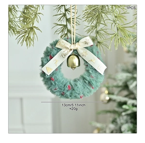 Détail d'une couronne de Noël en peluche de 13 cm avec cloche dorée et ruban décoré