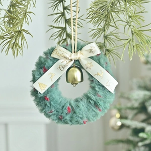 Couronne de Noël classique en peluche verte avec cloche dorée et ruban Merry Christmas