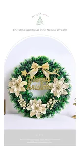 Détail de couronne de Noël avec nœud doré, fleurs champagne et signe Merry Christmas