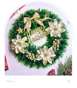 Détail d'une couronne de Noël verte avec lettrage Merry Christmas doré et nœud scintillant