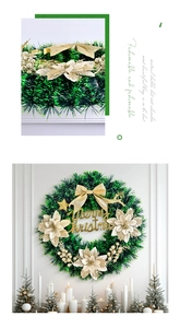 Détail d'une couronne de Noël verte avec fleurs dorées et inscription Merry Christmas