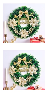 Détail d'une couronne de Noël avec nœud doré, ornements de cerf et panneau de Noël