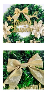 Détail d'une couronne de Noël avec inscription Merry Christmas dorée et nœud scintillant