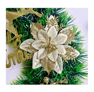 Détail d'une couronne de Noël avec fleur artificielle champagne et décorations dorées