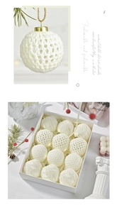 Nahaufnahme der Strick-Weihnachtskugel mit Goldkappe und Jutekordel im 12er-Set