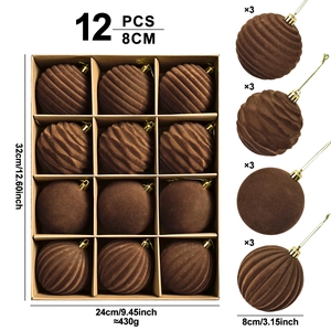 Set van 12 bruine gevlokte kerstballen met diverse texturen en gouden hangers