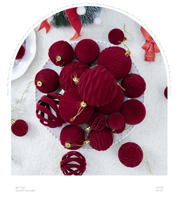 Detalle de bolas de Navidad en terciopelo granate con texturas y enganches dorados