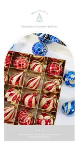 Détails de boules de Noël rouges, dorées et bleues avec paillettes et motifs variés