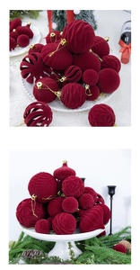 Detalle de bolas de Navidad flocadas rojo oscuro en varias formas con ganchos dorados