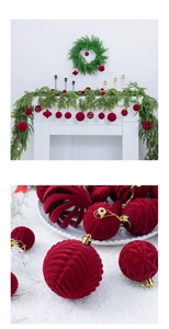 Detalle de bolas de Navidad de terciopelo rojo con relieves y capuchones dorados