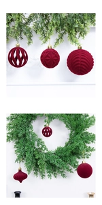 Detalle de bolas navideñas flocadas en granate con relieves y tapas doradas